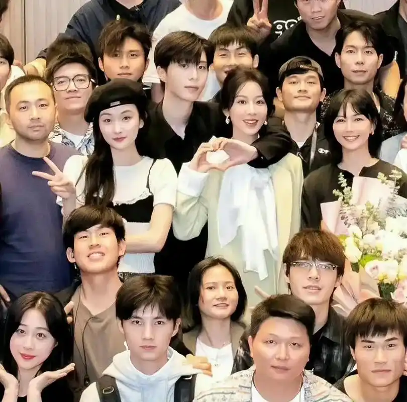 杨紫范丞丞合影绕脖比心,奉紫丞婚cp感好配啊