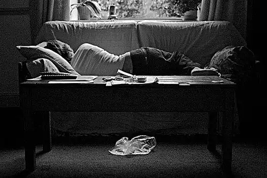 女人,睡觉,沙发,背影,面对,摄影,塑料制品,包,地毯,下方,咖啡,桌子