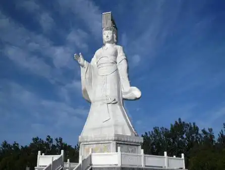 在武则天塑像前.