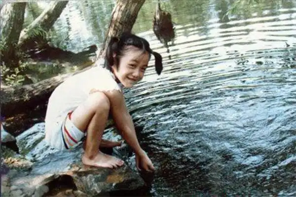 来感受下女星们让人忍俊不禁的童年照,看谁能萌得过谢娜?