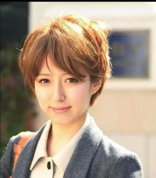 发型,头发看起来是特别的清新,显得也是很包脸的,对于胖mm来说是特别