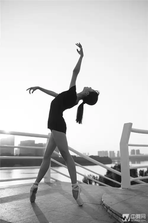 学院美女舞者唯美芭蕾写真-芭蕾舞-一个跳舞的人-爱一格旗下舞蹈网