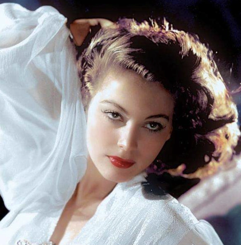 全球知名的女神,赫本上榜,她的一个动作成为经典!