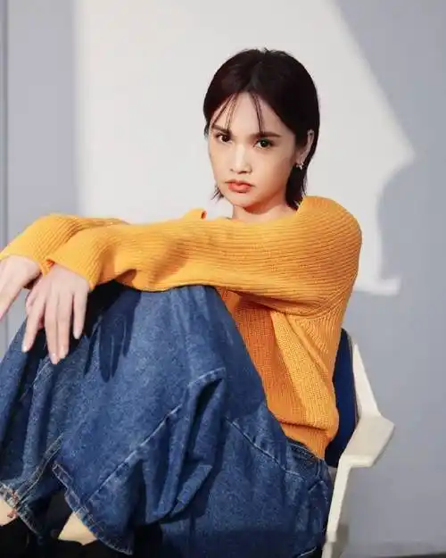 杨丞琳加盟灿烂的前行首期造型橘色针织衫简约温暖