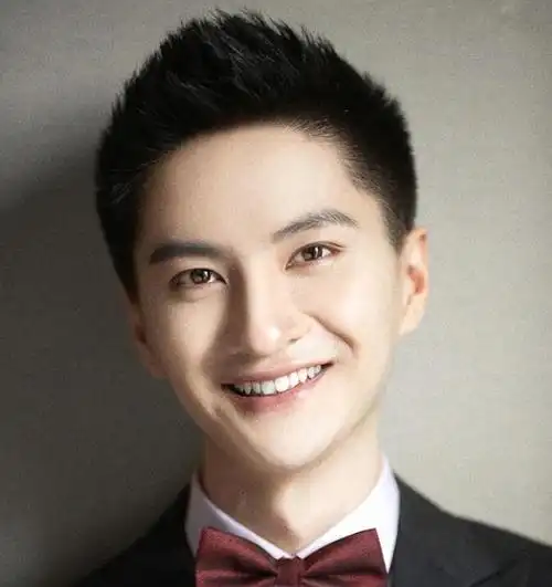 在2020年与2021年这两年间,李瑞还参与了《暮白首》和《铁道风云》这