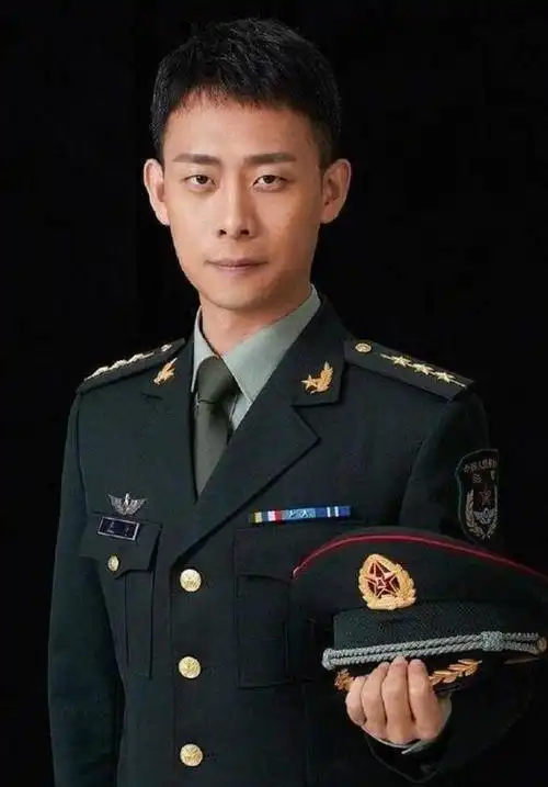 演员吴京晒军装照片惹麻烦遭大v当众质疑违规不是军人别乱穿