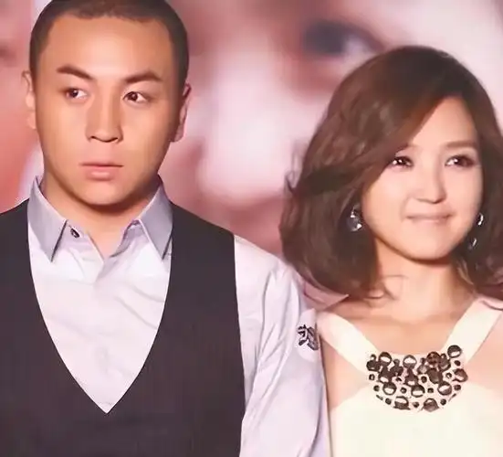 有种差距叫释小龙何洁分手,10多年后一个身价过亿,一个捉襟见肘