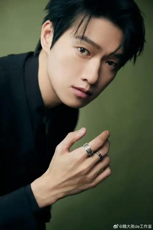魏大勋今日造型96,黑色无领西装套装,绅士帅气……|魏大勋_新浪新闻