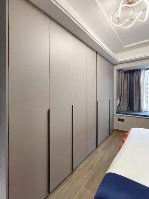 极简一门到顶爱格衣柜