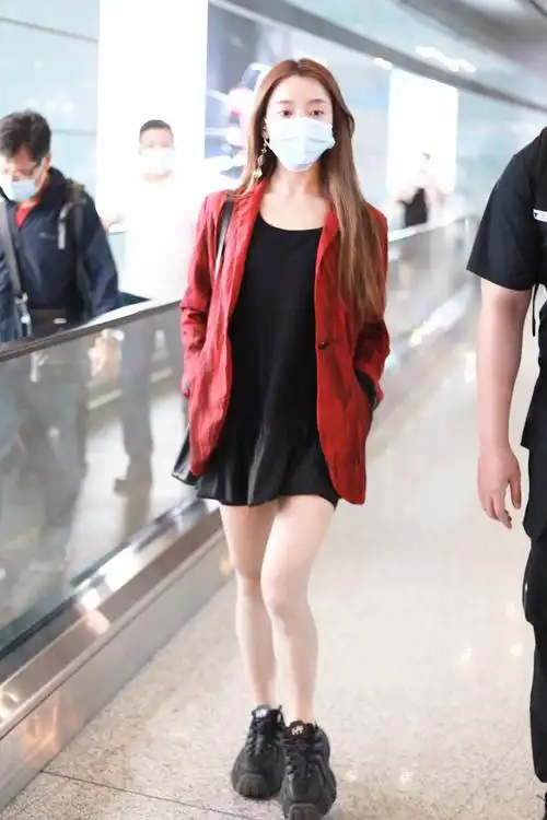 姜贞羽创3发言获任豪直盯甜上热搜穿西装秀美腿撩发超动人