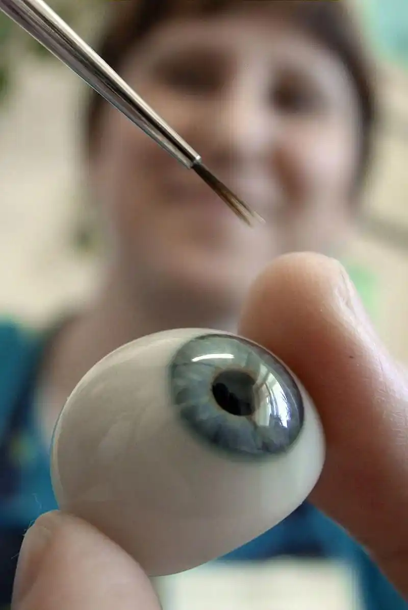 古代,有位督抚,凡抓到贼盗,就把贼的眼珠子抠出来.