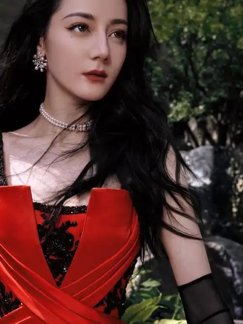 迪丽热巴|最新大片,身穿georges chakra 23秋冬定制系列红色钉珠刺绣