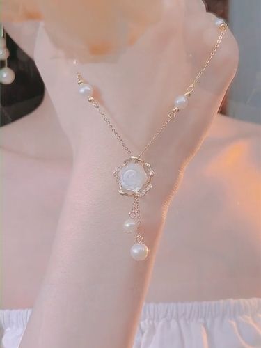白色玫瑰花珍珠项链女高端轻奢风网红百搭锁骨控2022新款设计感