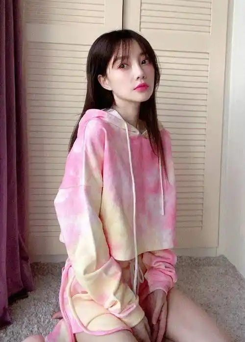 38岁李小璐少女感太强,从甜馨妈变模特小姐姐,会穿衣太过重要_卫衣