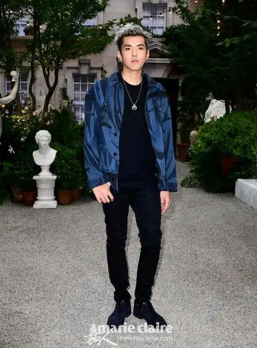 吴亦凡白t配牛仔帅炸 今夏每位爱豆的衣橱必有ta