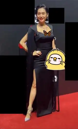 朱茵近照发福明显赘肉多满脸憔悴认不出美人迟暮还好有爱情