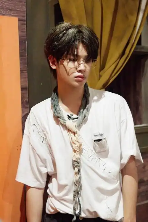 黄明昊《密室大逃脱》最新剧照释出~水手装扮搭配金丝眼镜