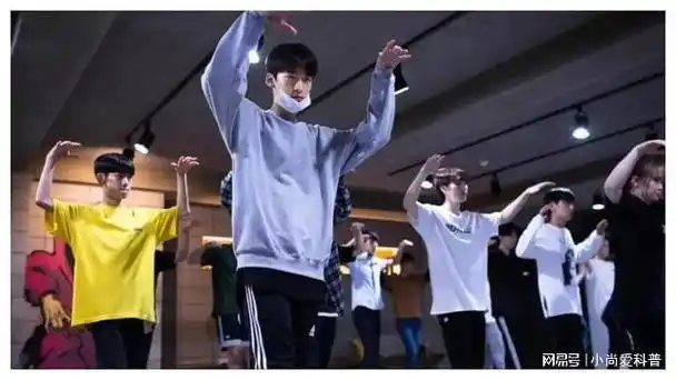 就像前几年特别火的bigbang队长权志龙,就海涛给他下跪呢个.