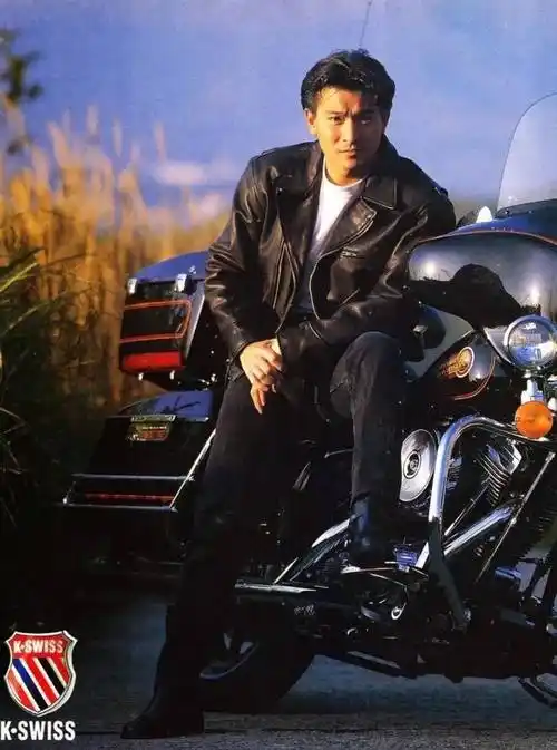 刘德华与机车少年的适配度真的绝了,在他的诠释下,机车元素不仅仅是酷