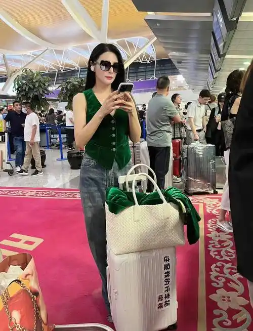 张雨绮浦东机场出发,"一身高定"直达米兰时装周,生图美过精修_西服