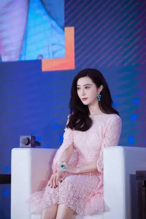 42岁范冰冰穿搭新花样,蛋卷头发型加洗碗手套,真是不可思议