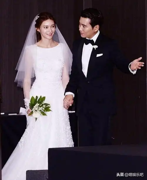 韩女星婚礼前身着婚纱亮相,李宝英优雅,柳真甜蜜