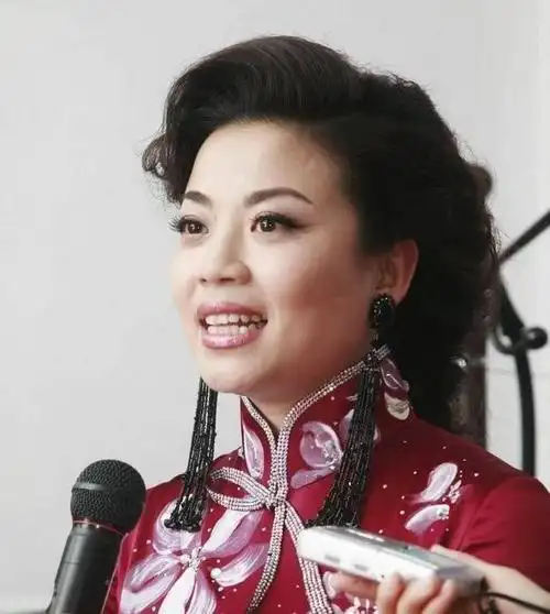 56岁张也演出照片曝光,身材发福肚子鼓起,穿长裙脖子粗短显笨重