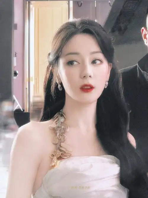 迪丽热巴新高定