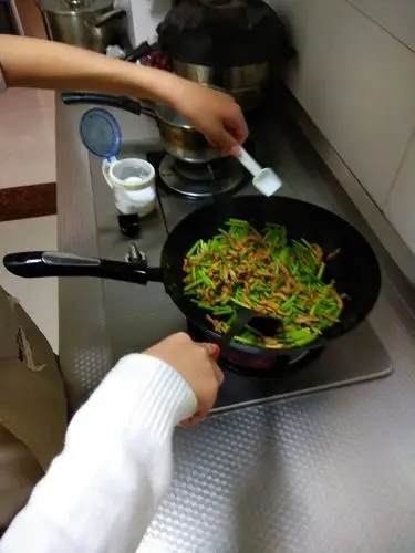 今天我当厨(三)我为家人做饭 米饭炒菜,紫菜蛋汤.