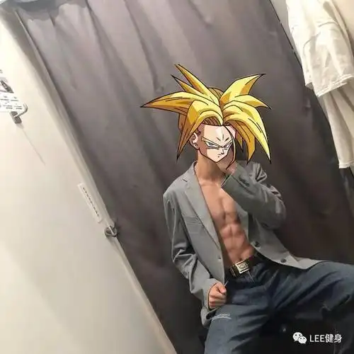 超人真会玩,在试衣间各种自拍,不怕被偷拍吗?不过,这腹肌和西装