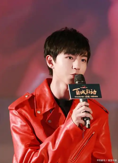 王俊凯一开始作为tfboys的队长,因长相俊俏深得大家喜欢.