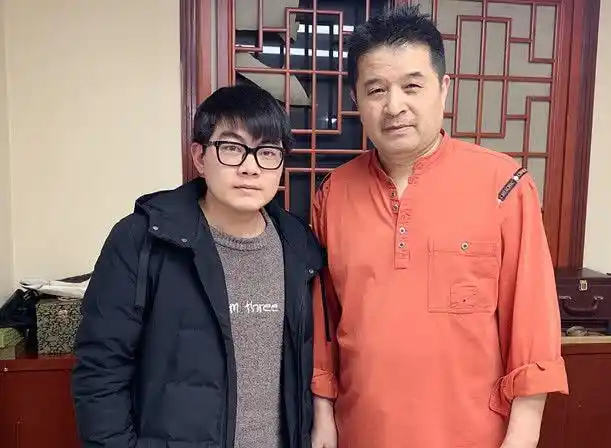 前段时间网络曝光了毕福剑的一组近照,照片中的毕福剑明