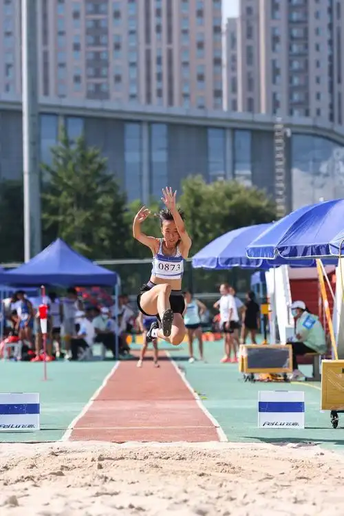 北京市运动会,跳远选手在比赛中.  组委会供图