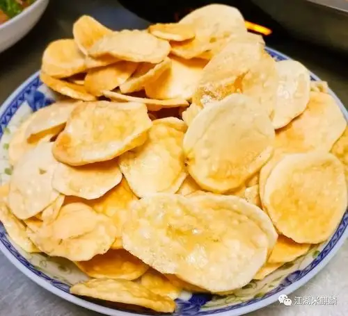 食用时,热油小火菜油炸,和外面的薯片相比,这中炸土豆片更为醇厚,更多