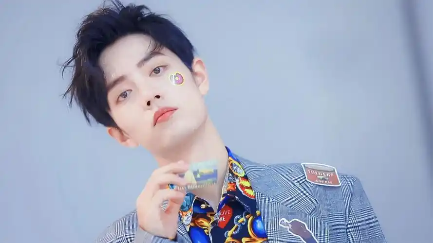 肖战有哪些好看的高清无水印图片(可以当壁纸的那种)? - 知乎