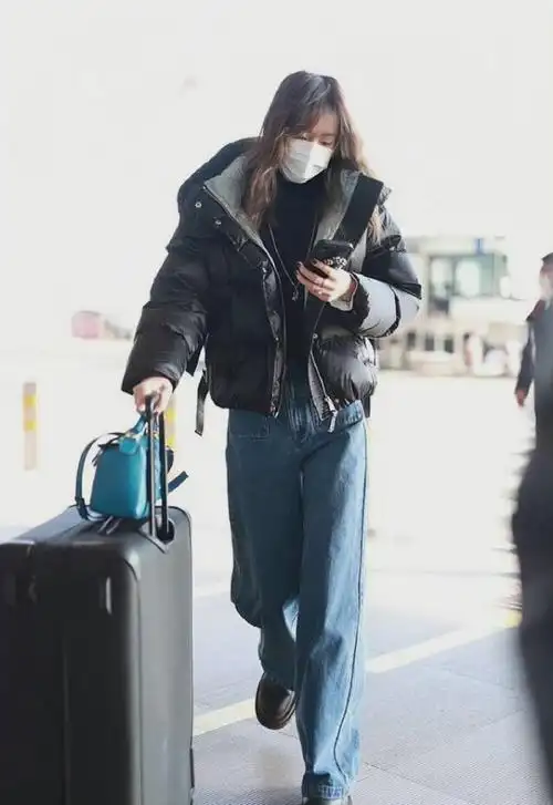 刘雯|机场超模最新机场饭拍图一组,黑色背心叠穿白t,慵懒随意的韩式