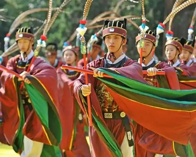 祭孔乐舞是用于追忆孔子的祭祀活动的乐舞,集歌,乐,舞三者为一体,是