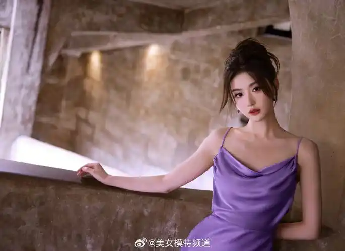 孔雪儿紫色吊带裙