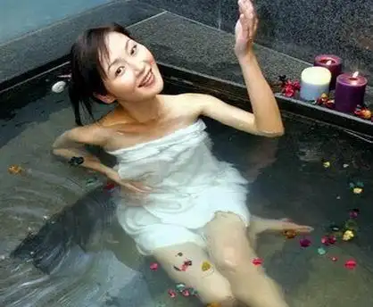 出水芙蓉 女星沐浴进行时〔美艳组图