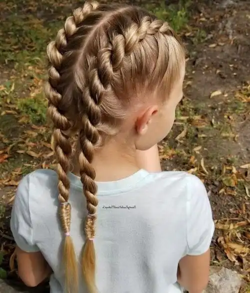 编发盘发发型,留出一股发束编成麻花辫,沿着头缠绕一圈,清