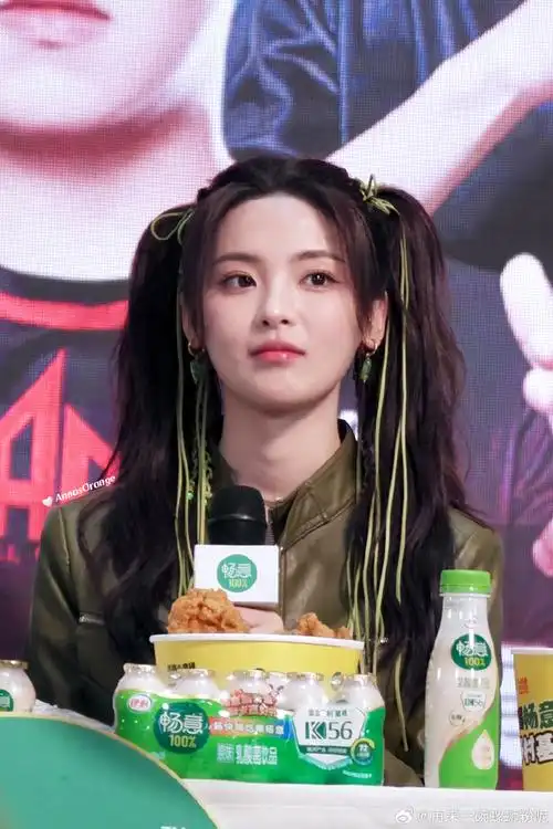 杨超越超话妈粉纯享版——————(所有图片均只调色)妈粉万岁!