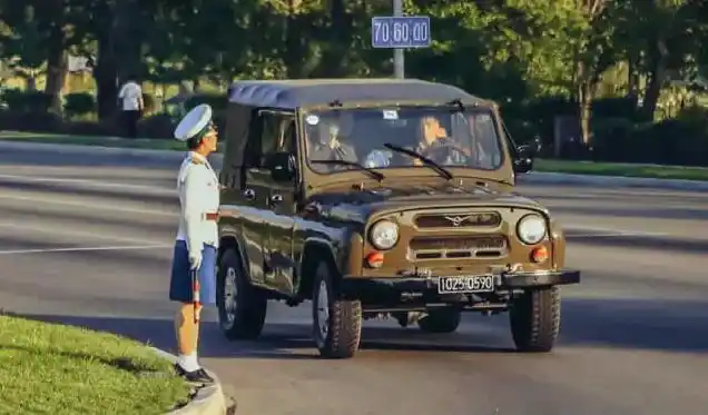 朝鲜大街上看车:原来朝鲜的警车是这样的!