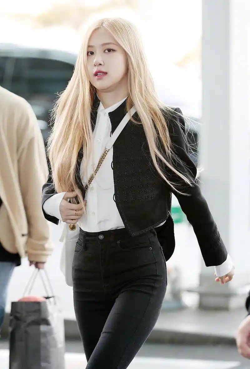 blackpink成员rose机场街拍,黑色夹克配小黑裤酷酷的,一头金发时髦