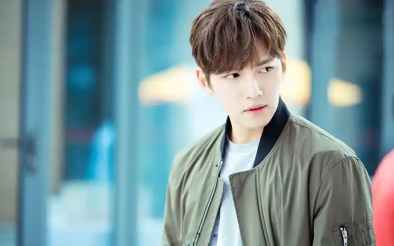 帅气池昌旭高清壁纸_新晋男神池昌旭