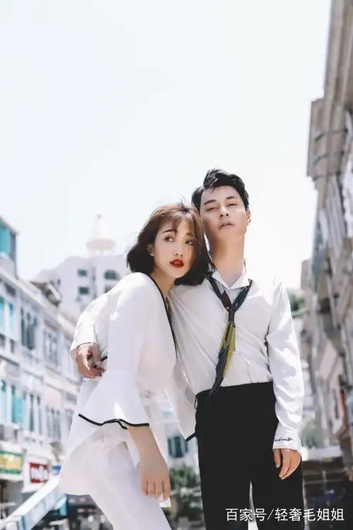 男孩慵懒,女孩娇俏地靠在他的肩上.