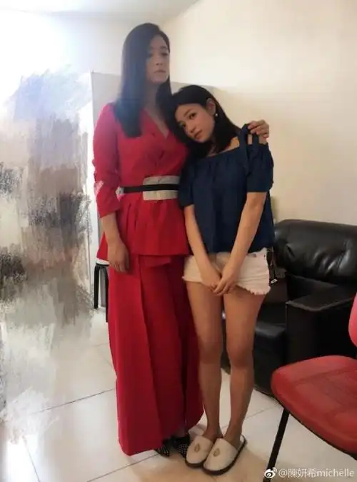 陈妍希身高差蒋欣一大截 粉丝补刀:你脸比较圆