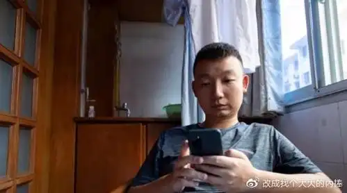 看看郭威小时候的照片是个乐天派长大后却成为了内向的大男孩