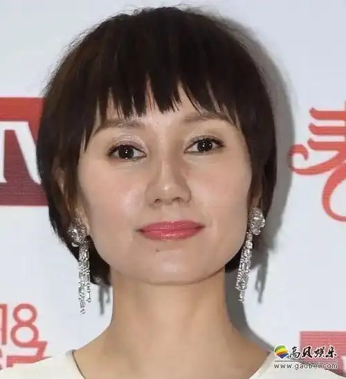 袁泉袁泉眼角的皱纹一清二楚.