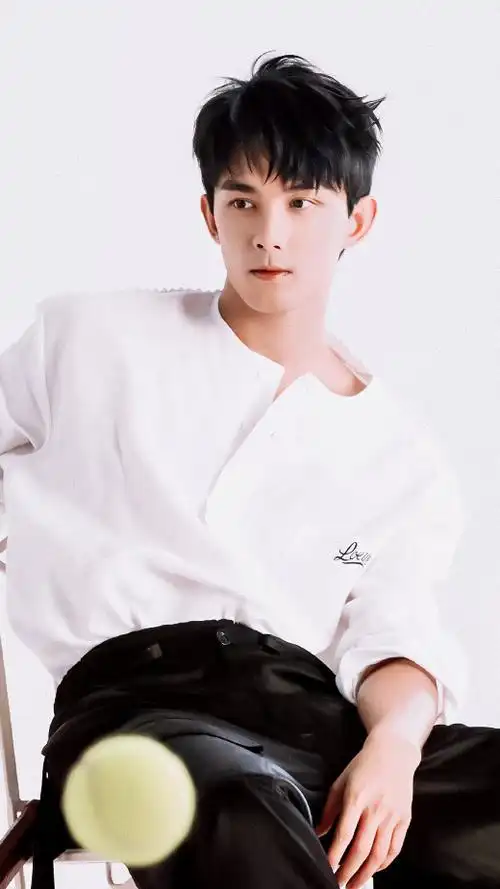 吴磊周雨彤时尚芭莎大片预告