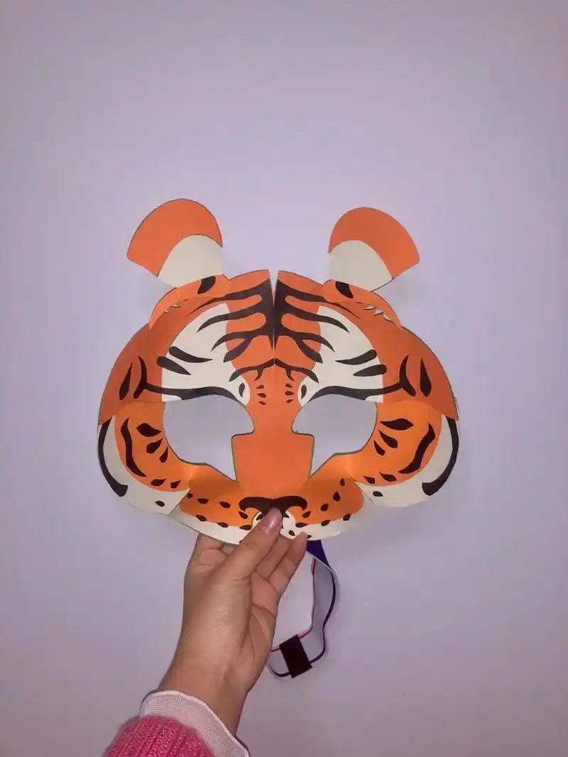 26615年级手工作业|狐假虎威之老虎面具 工具: 固体胶,彩色卡纸